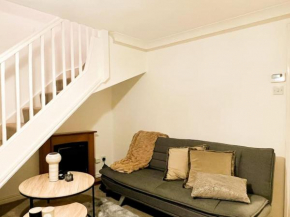 Simple House w- FREE PARKING by Manchester Airport - FREE ONE-WAY DROP-OFF
